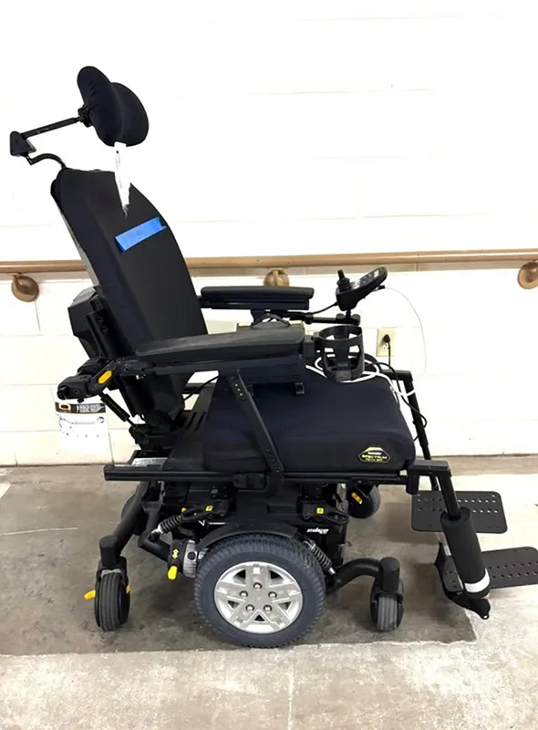 Advanced Quantum Edge power wheelchair - Almost new - lightly used